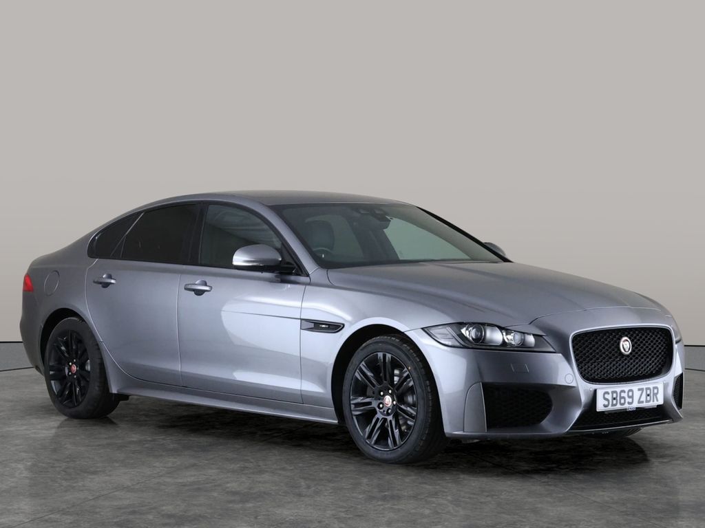 2020 used Jaguar XF 2.0i Chequered Flag (250 ps)